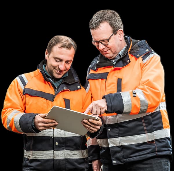 Zwei Bauleiter arbeiten mit KuRD auf dem Tablet